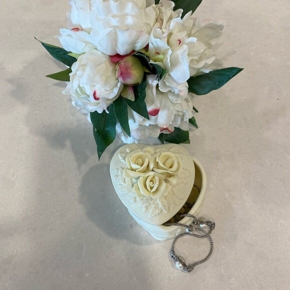 Vintage Porcelain Heart Shaped Jewelry Trinket box with delicate Roses - Picture 9 of 9